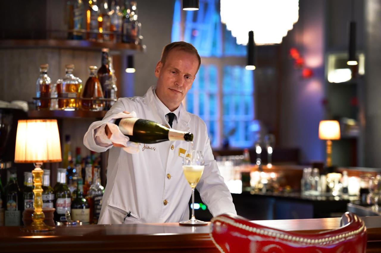Das James Φλένσμπουργκ Εξωτερικό φωτογραφία A bartender at work